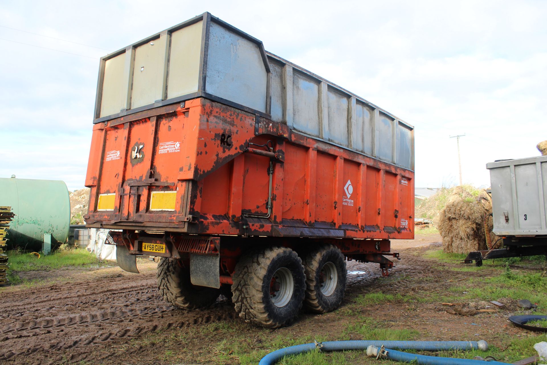 **UPDATED DESCRIPTION** Larrington Majestic 18T twin axle tipping trailer. 2009. With flotation - Image 3 of 42