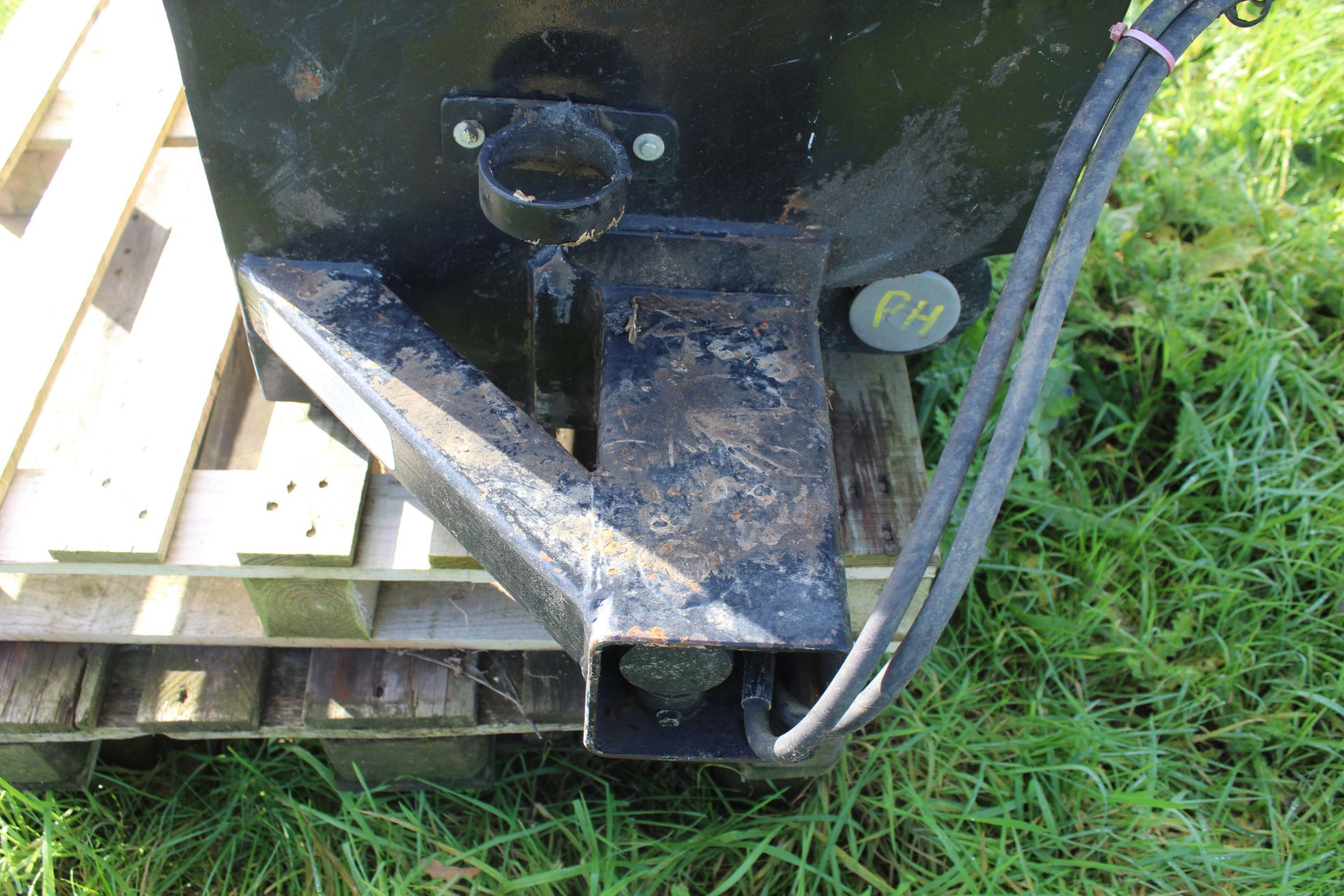 Front linkage mounted hydraulic nudge bar for chaser. With toolbox. V - Image 10 of 19