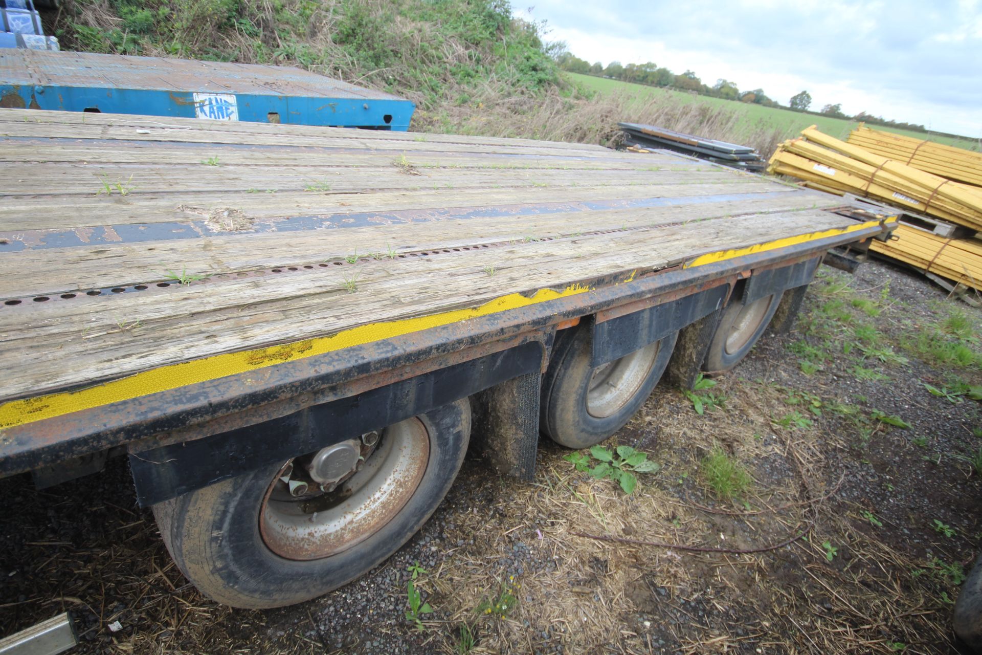 ** UPDATED DESCRIPTION ** c.45ft tri-axle low-ride sloper artic trailer. With low profile super - Image 23 of 58