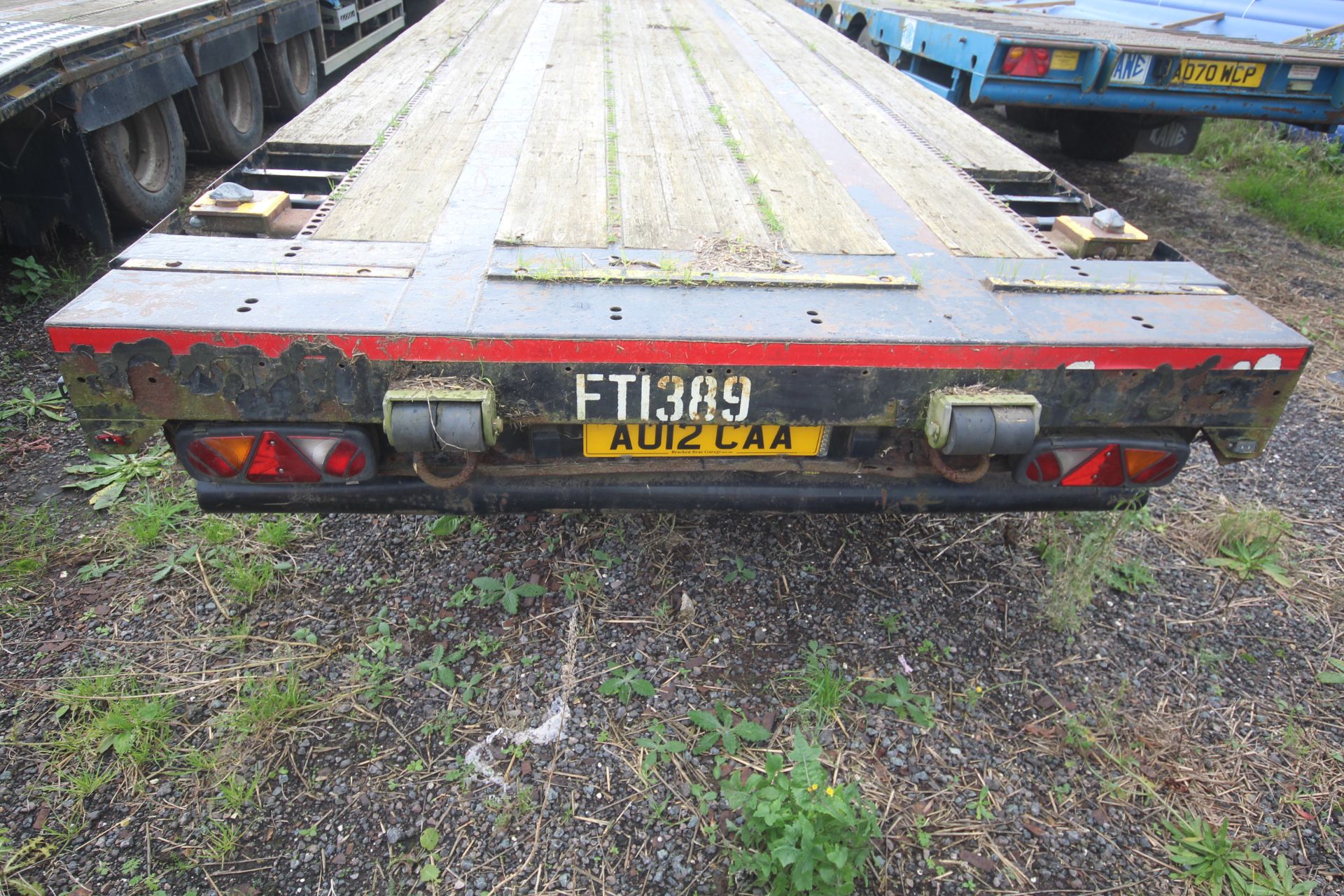 ** UPDATED DESCRIPTION ** c.45ft tri-axle low-ride sloper artic trailer. With low profile super - Image 34 of 58