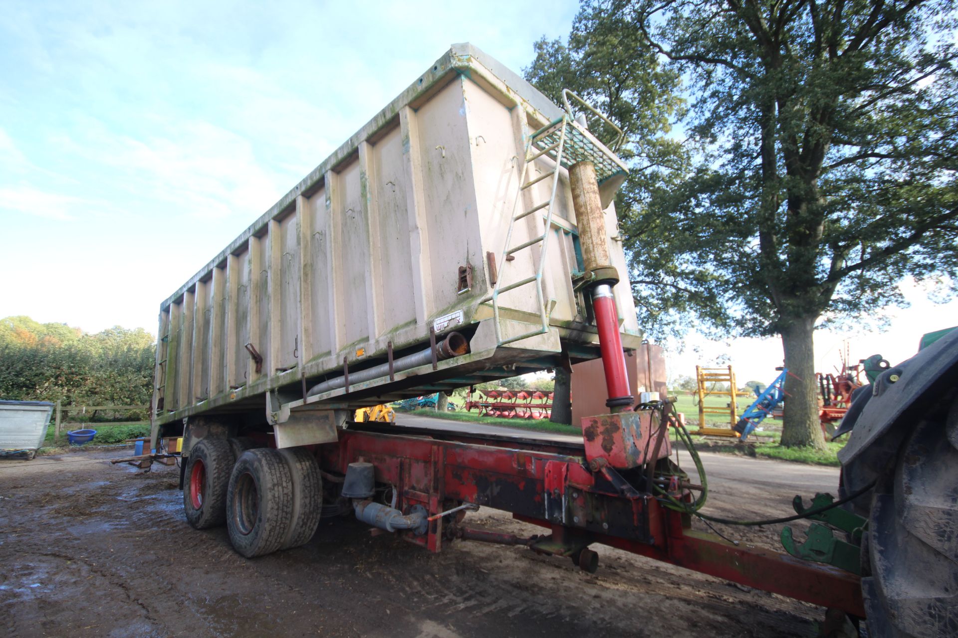 **UPDATED DESCRIPTION** c.18-20T twin axle lorry conversion tipping trailer. With Wilcox former - Image 4 of 37