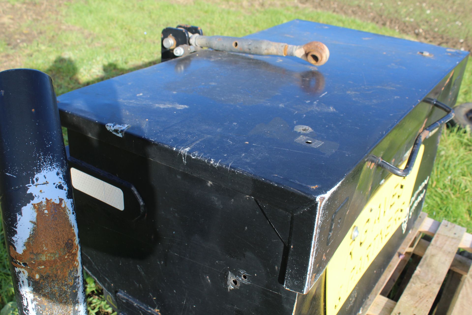 Front linkage mounted hydraulic nudge bar for chaser. With toolbox. V - Image 18 of 19