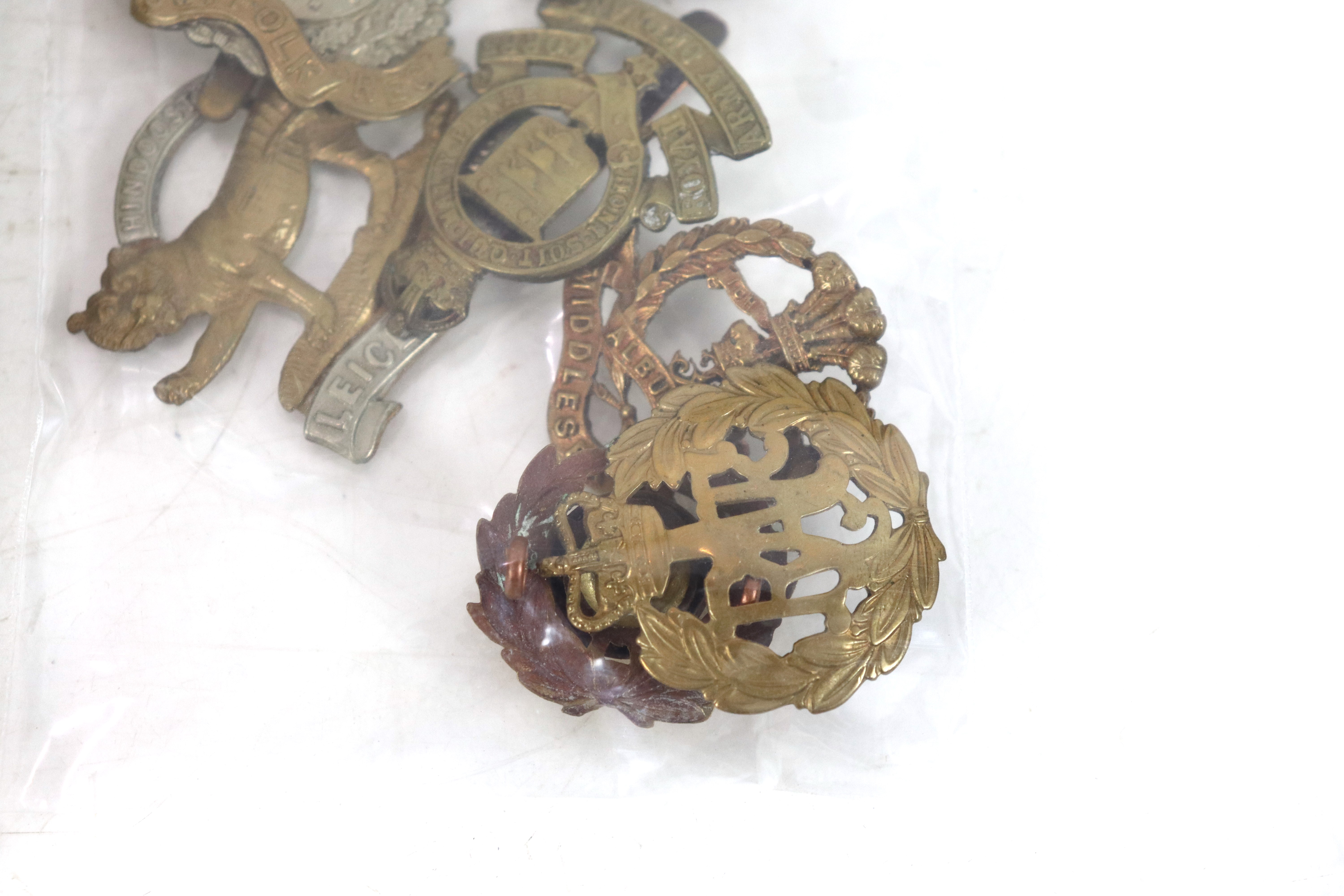 A quantity of various buttons and cap badges etc. - Image 5 of 5