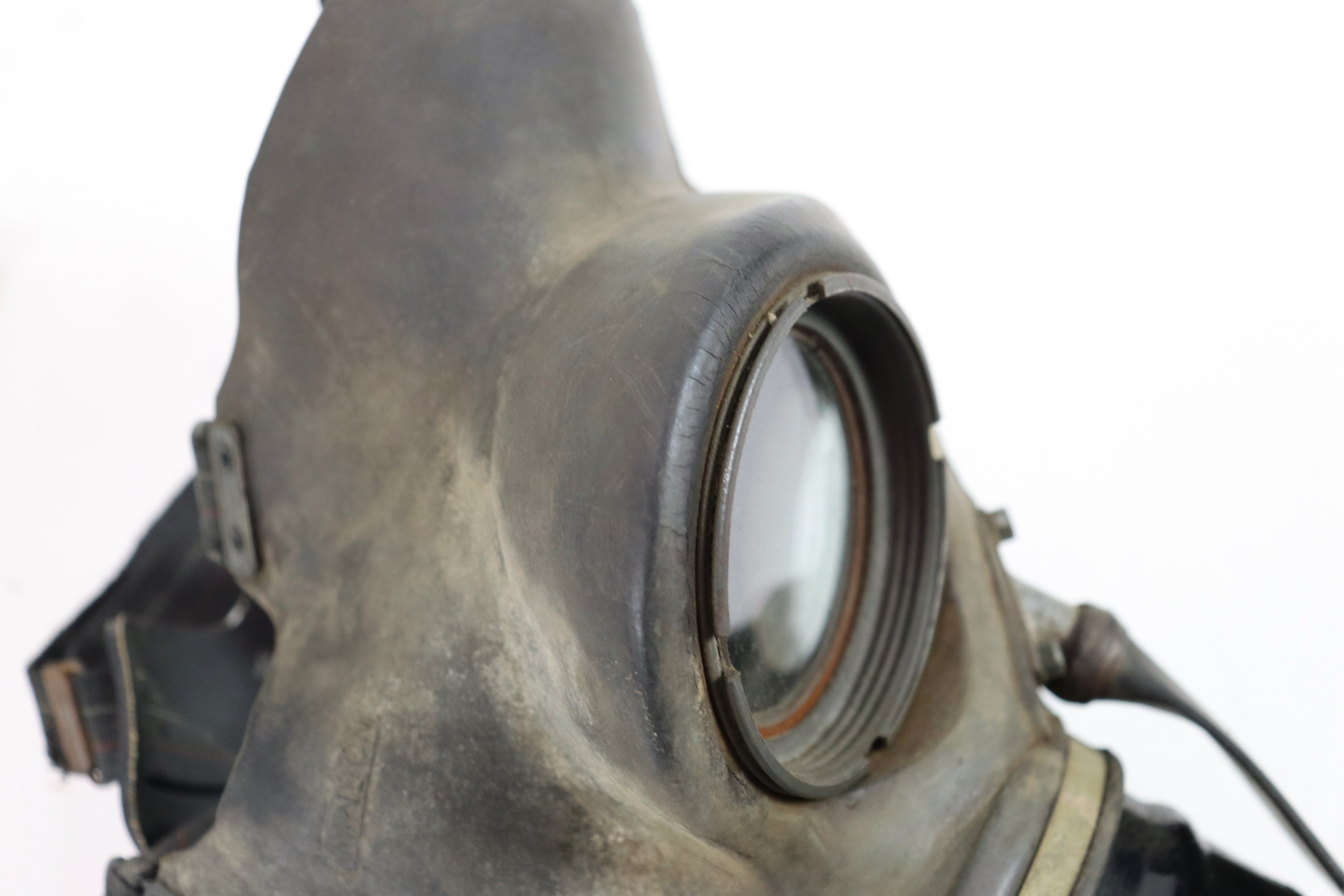 A Siebe Gorman gas mask (SG & Co. Ltd 1938) within - Image 6 of 18