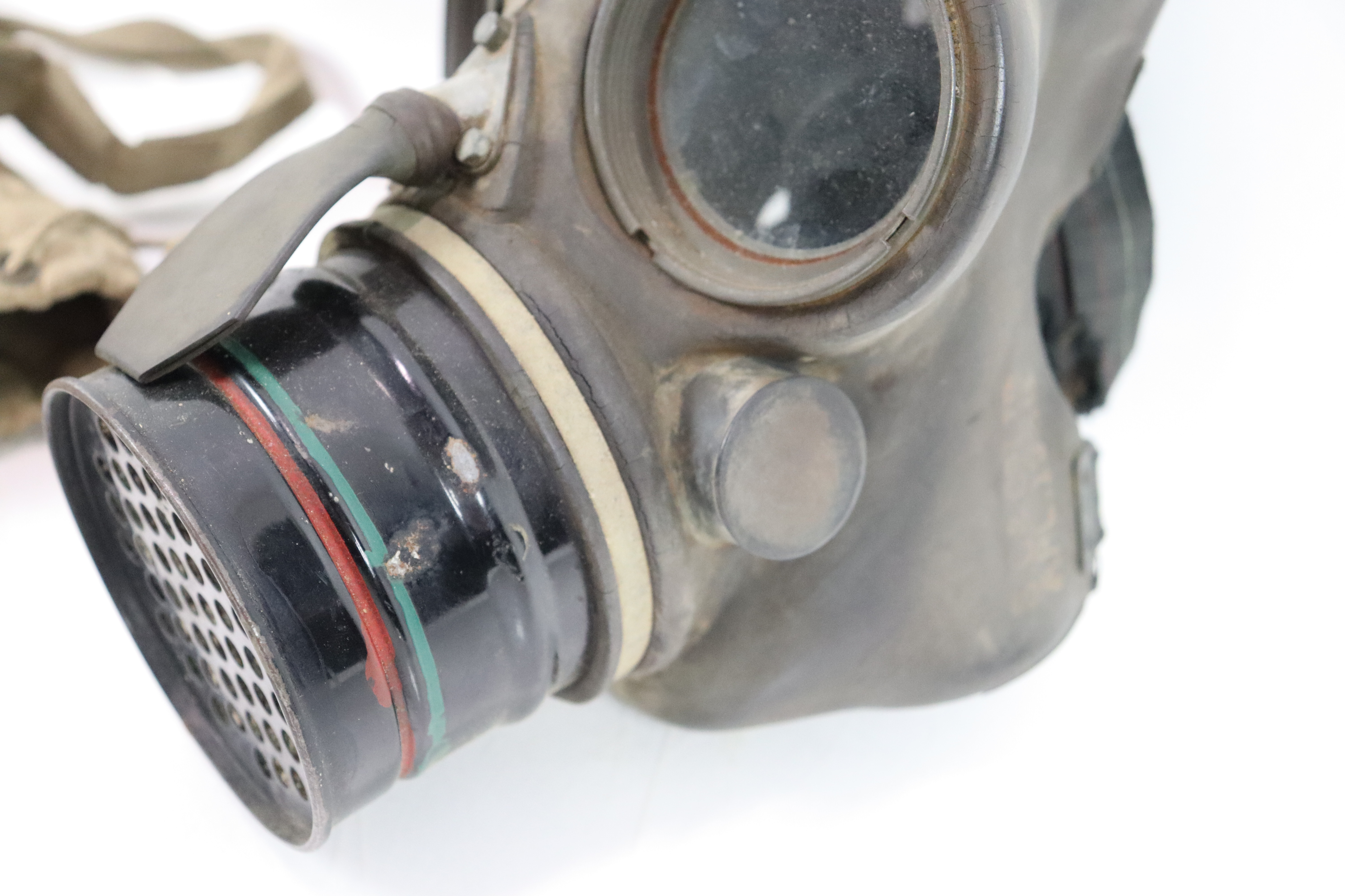 A Siebe Gorman gas mask (SG & Co. Ltd 1938) within - Image 3 of 18