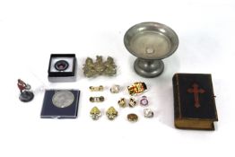 A mixed lot including badges, an insignia, a small