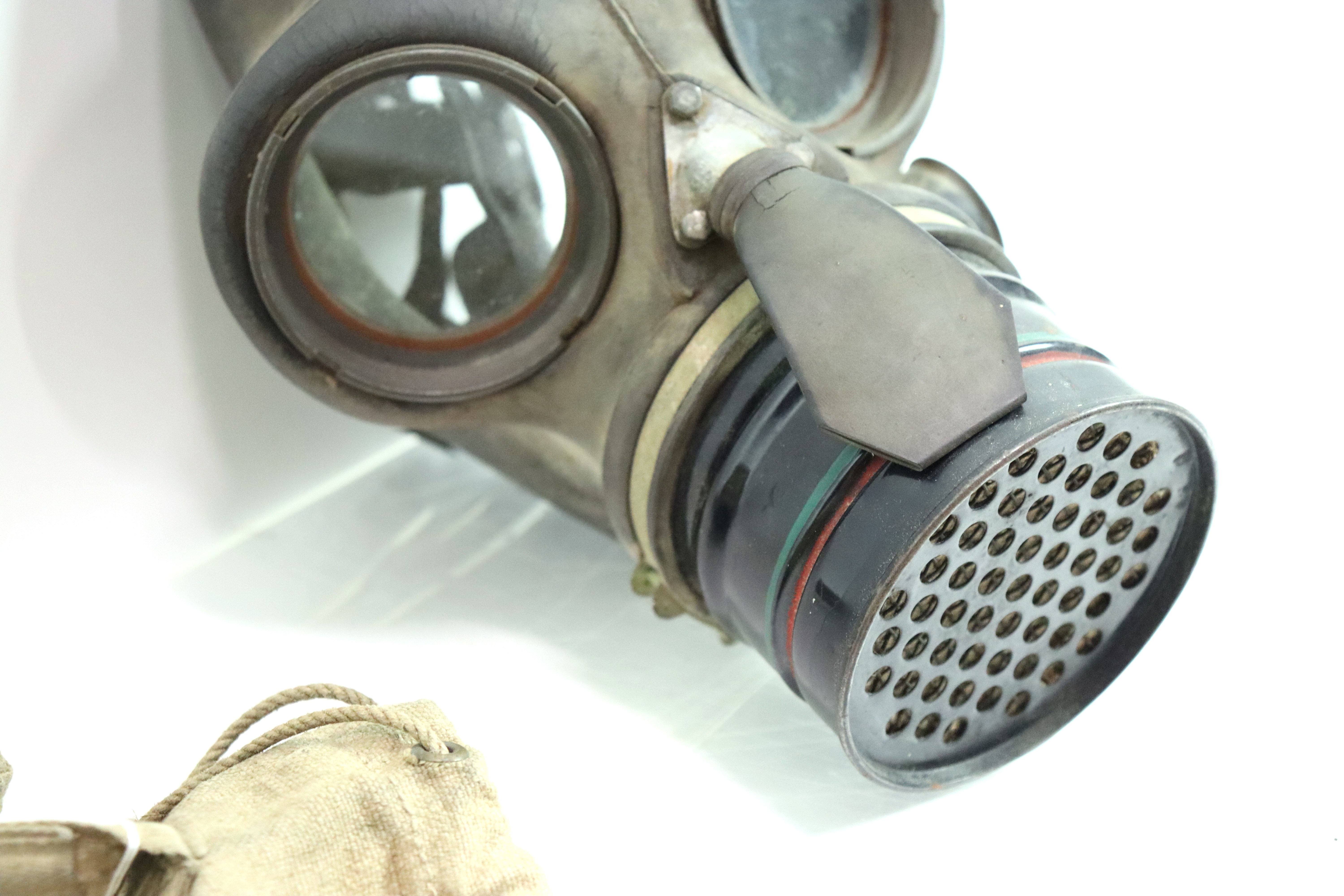 A Siebe Gorman gas mask (SG & Co. Ltd 1938) within - Image 4 of 18