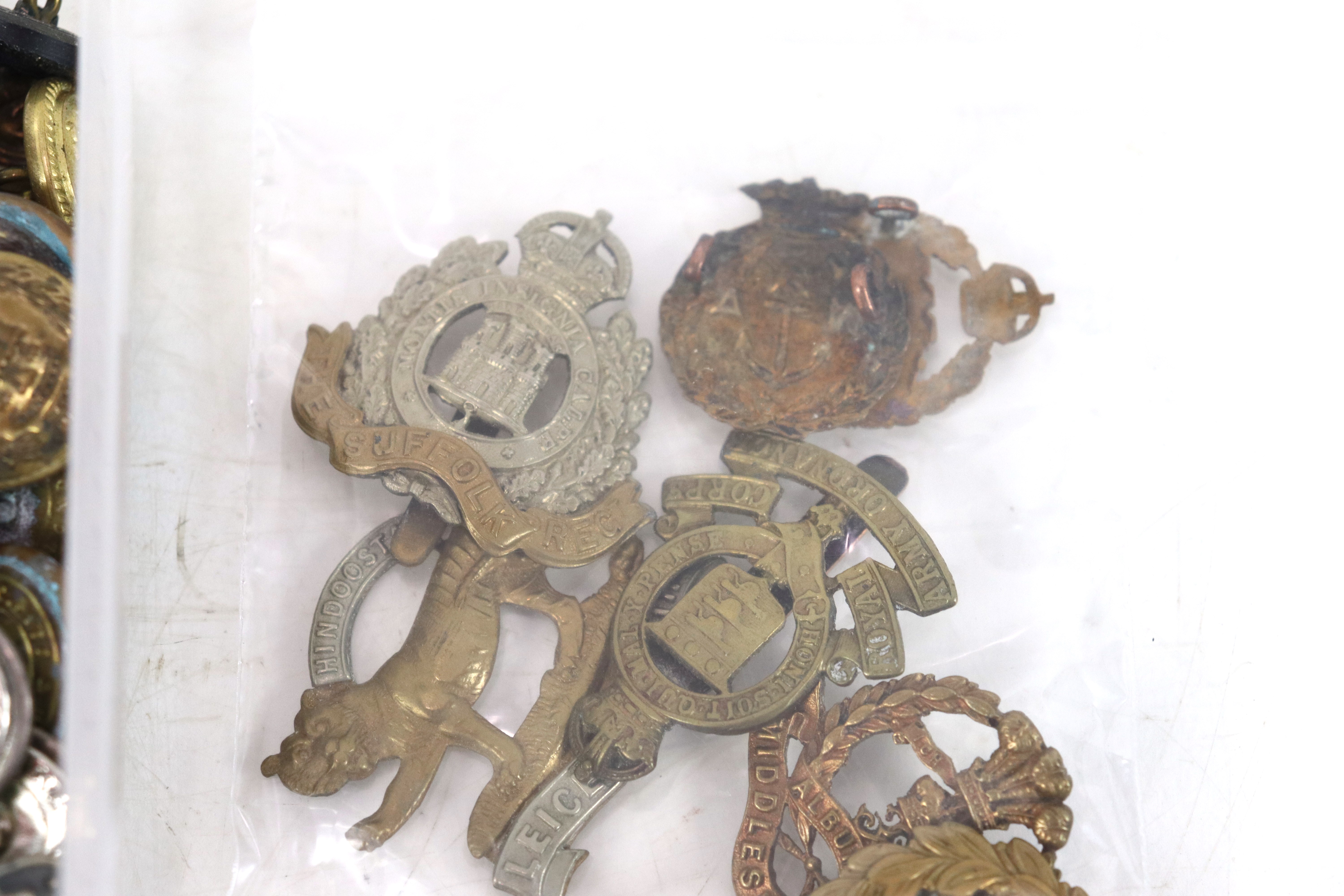 A quantity of various buttons and cap badges etc. - Image 4 of 5