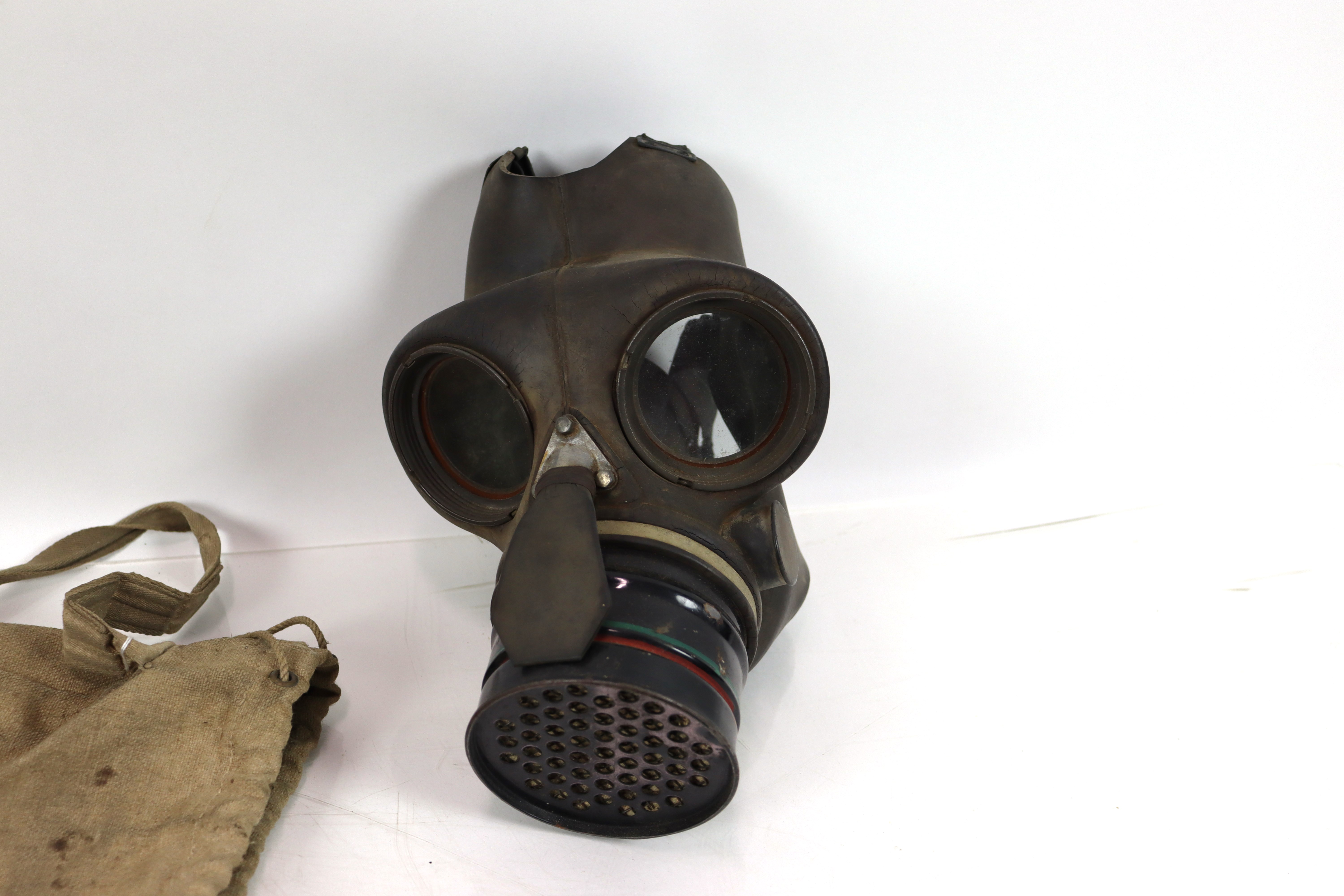 A Siebe Gorman gas mask (SG & Co. Ltd 1938) within - Image 2 of 18