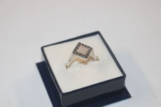 A Sterling silver and mother of pearl ring, size N