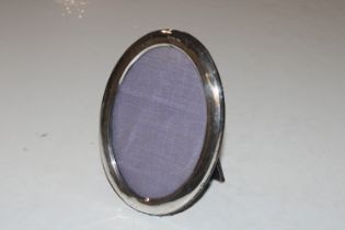 An oval silver photo frame AF