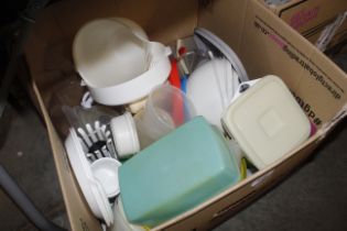 A large box conditioning various Tupperware