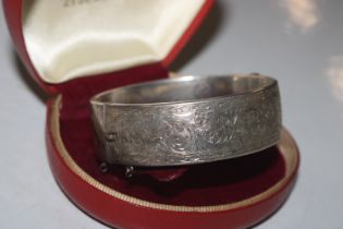 A silver hinged bangle