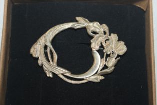 A Sterling silver iris open work brooch, approx. 13gms