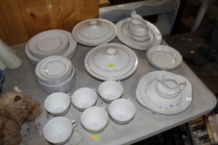 A quantity of Royal Doulton "Cadence" patterned di