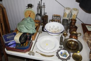A collection of miscellaneous metal ware to includ