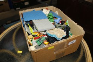 A box of miscellaneous loose Lego etc.