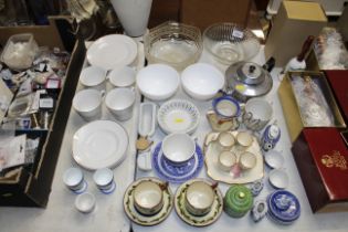 A quantity of various teaware, kitchen items etc.