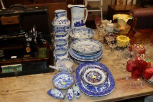A quantity of blue and white china to include a gr