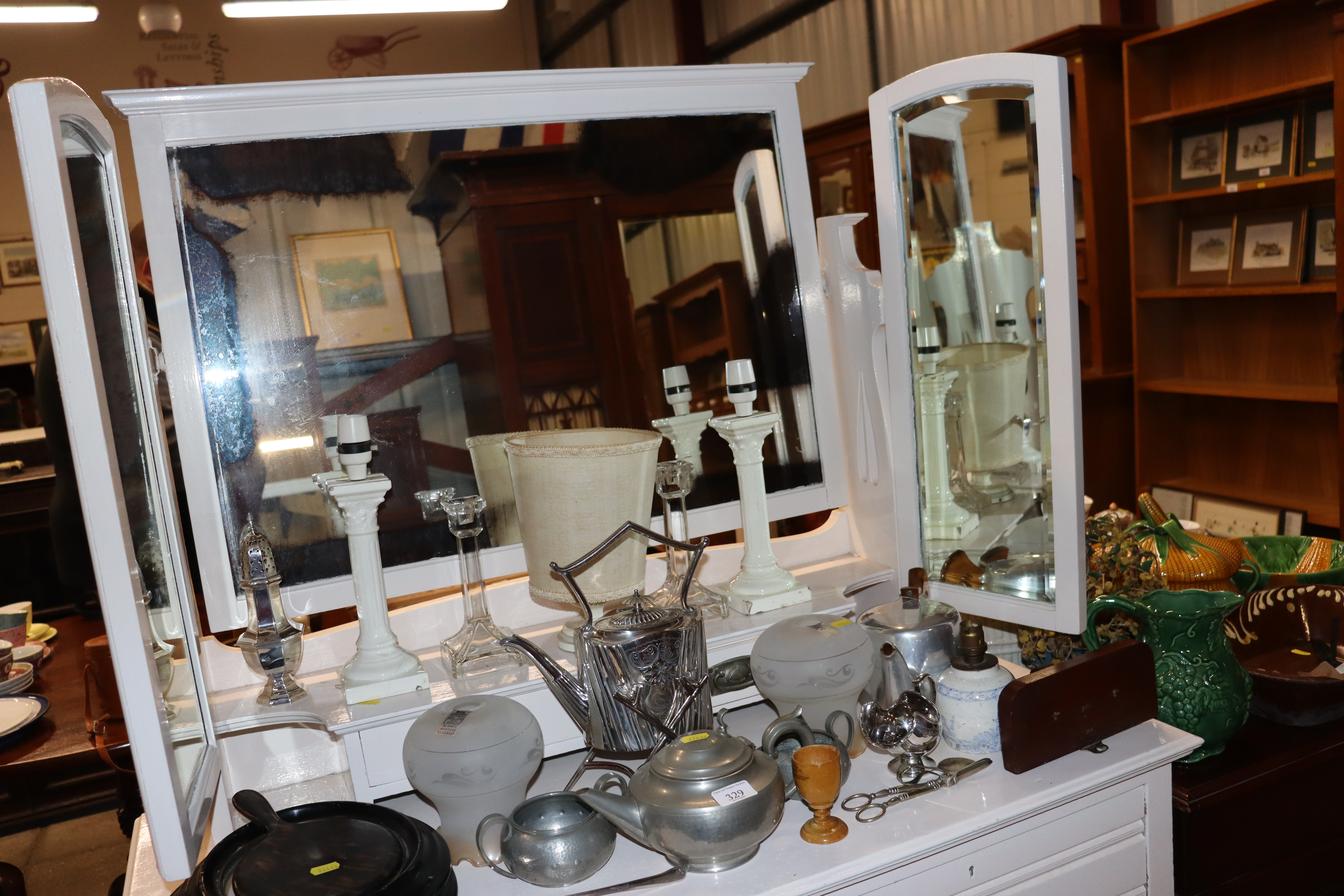 A white painted dressing chest fitted two short ov - Bild 3 aus 3