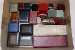 A box of vintage and other jewellery boxes