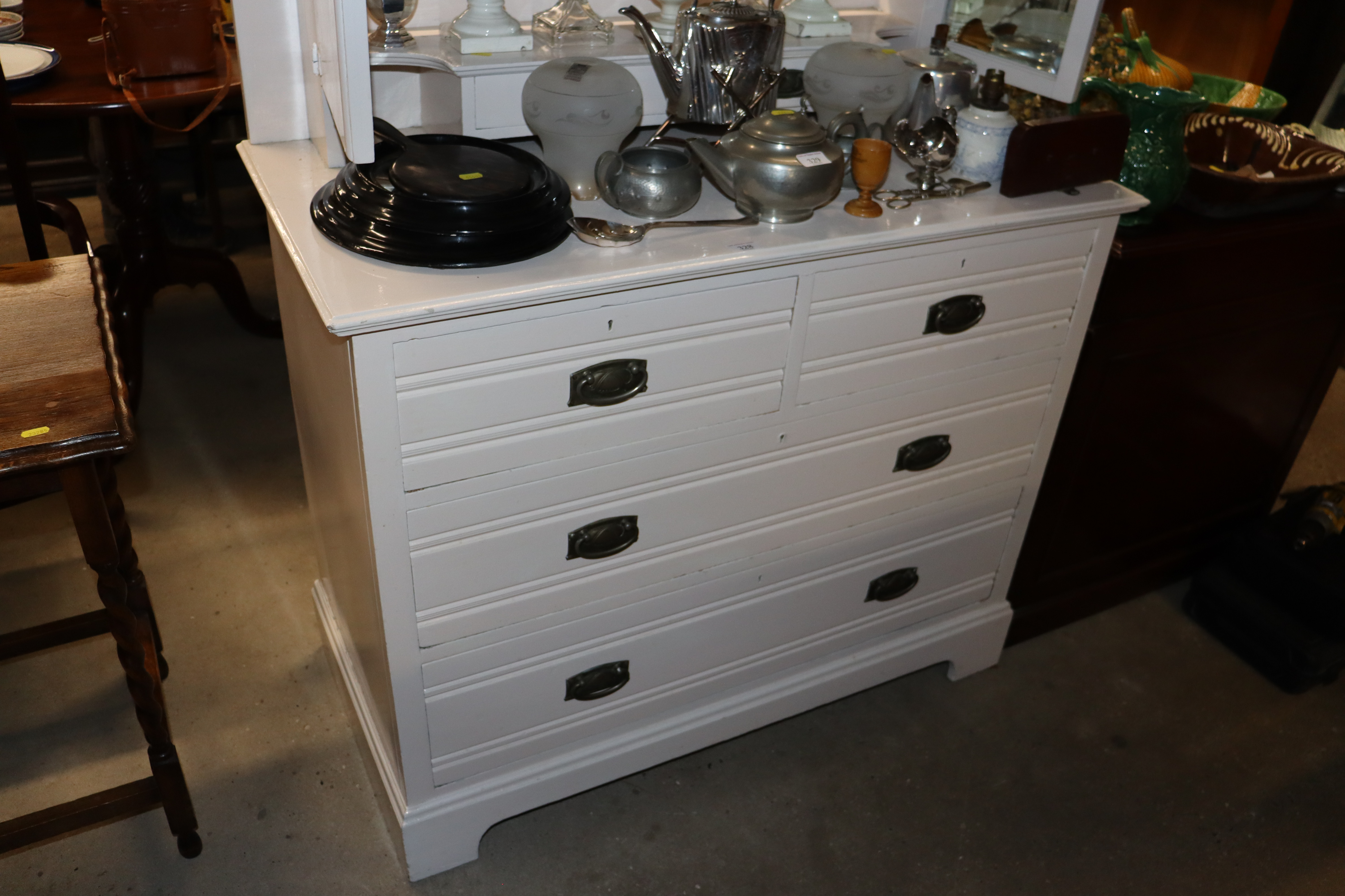 A white painted dressing chest fitted two short ov - Bild 2 aus 3