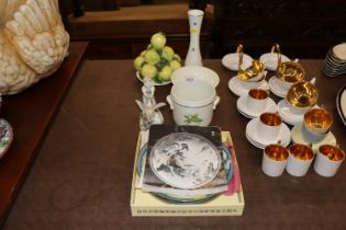 A boxed collector's plate; a Porcelain de Paris po