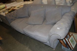 A button down upholstered chesterfield style sette
