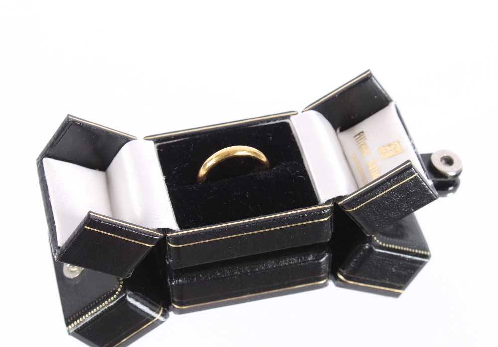 An 18ct gold wedding band, 6.5gms - Bild 2 aus 3