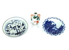 An 18th Century Oriental porcelain saucer dish, 16cm dia.; a Chinese blue and white saucer dish with