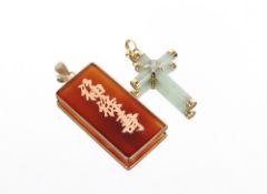 An agate and yellow metal pendant having Chinese script, approx. 4cm x 2cm; and an agate gold