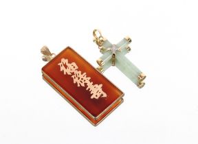 An agate and yellow metal pendant having Chinese script, approx. 4cm x 2cm; and an agate gold