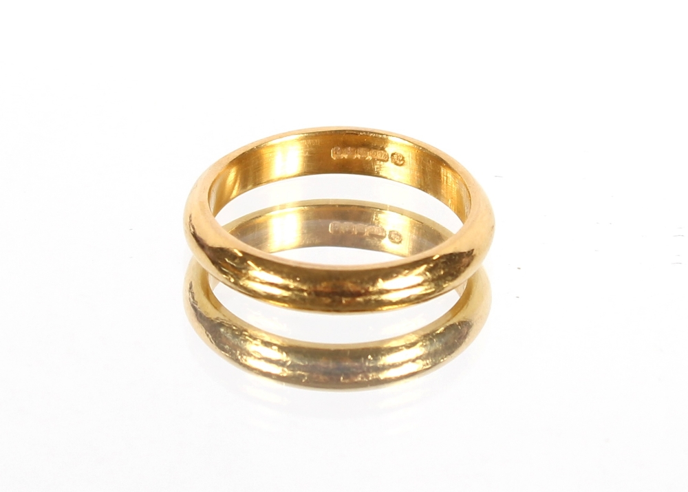 An 18ct gold wedding band, 6.5gms