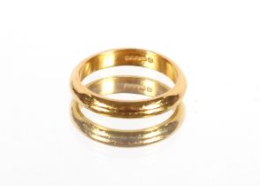 An 18ct gold wedding band, 6.5gms