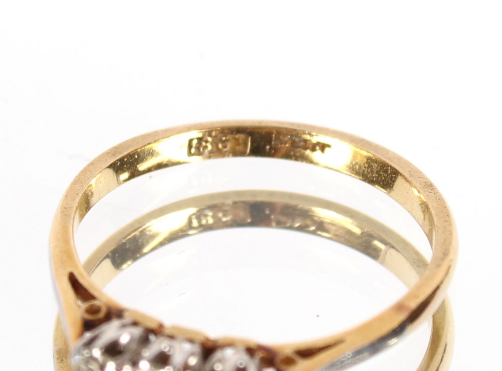 An 18ct gold and platinum three stone diamond ring - Image 3 of 3