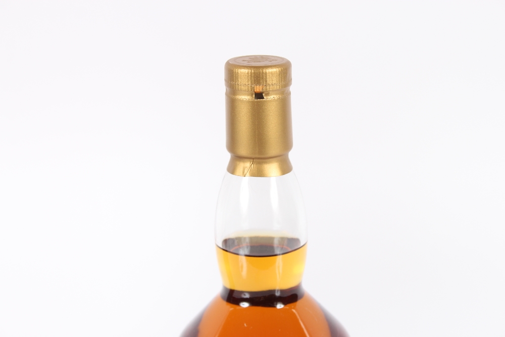 A bottle of Talisker Isle of Skye Whisky, 1L, 45.8% Vol. - Image 2 of 2