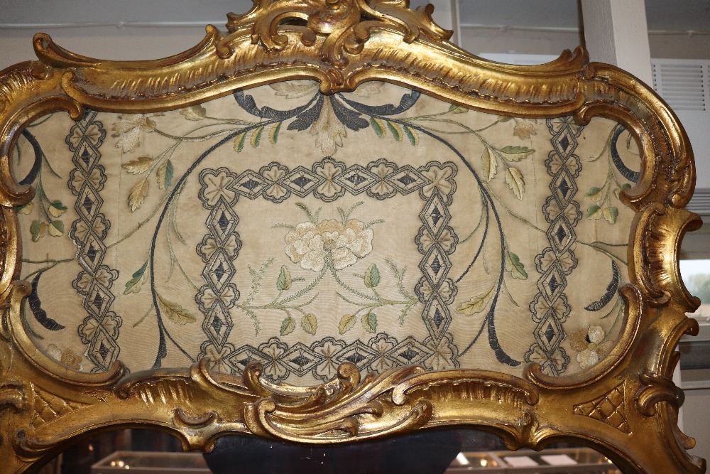 A pair of 19th Century impressive carved gilt wood wall mirrors of shaped rectangular form, - Bild 19 aus 26