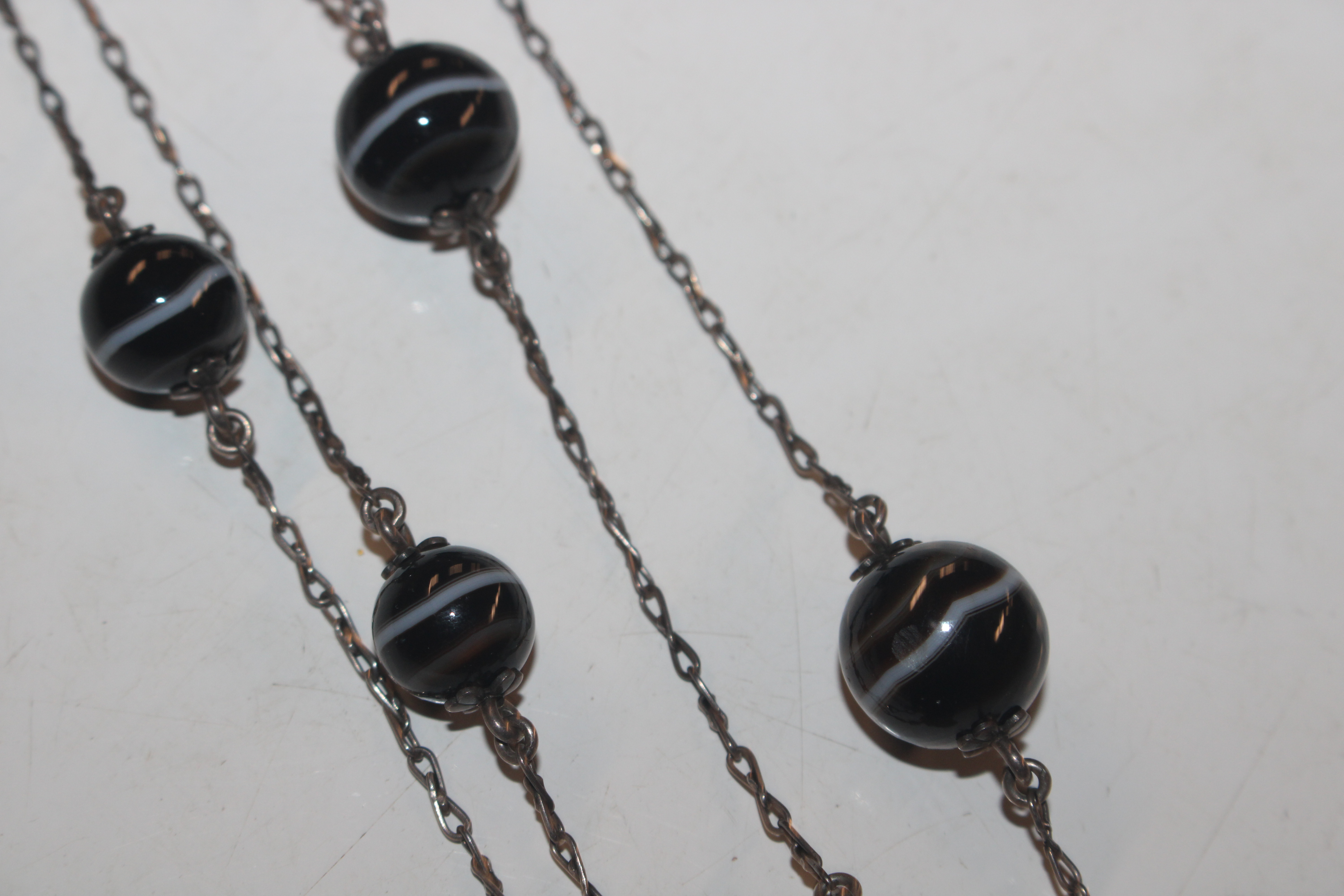 A white metal and agate necklace - Image 3 of 10