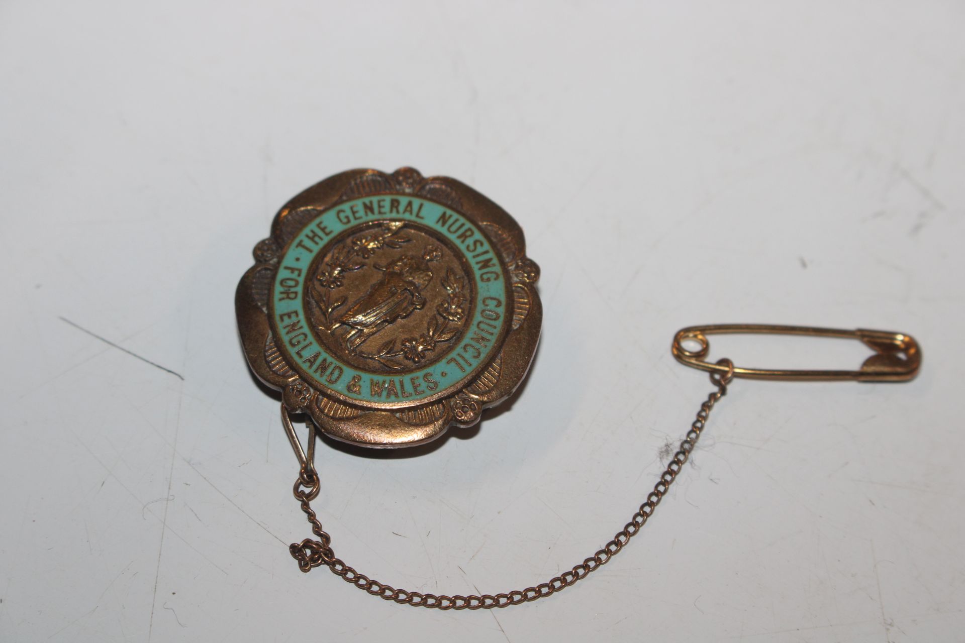 A tin containing silver St Johns Ambulance badge and various other badges - Image 5 of 16