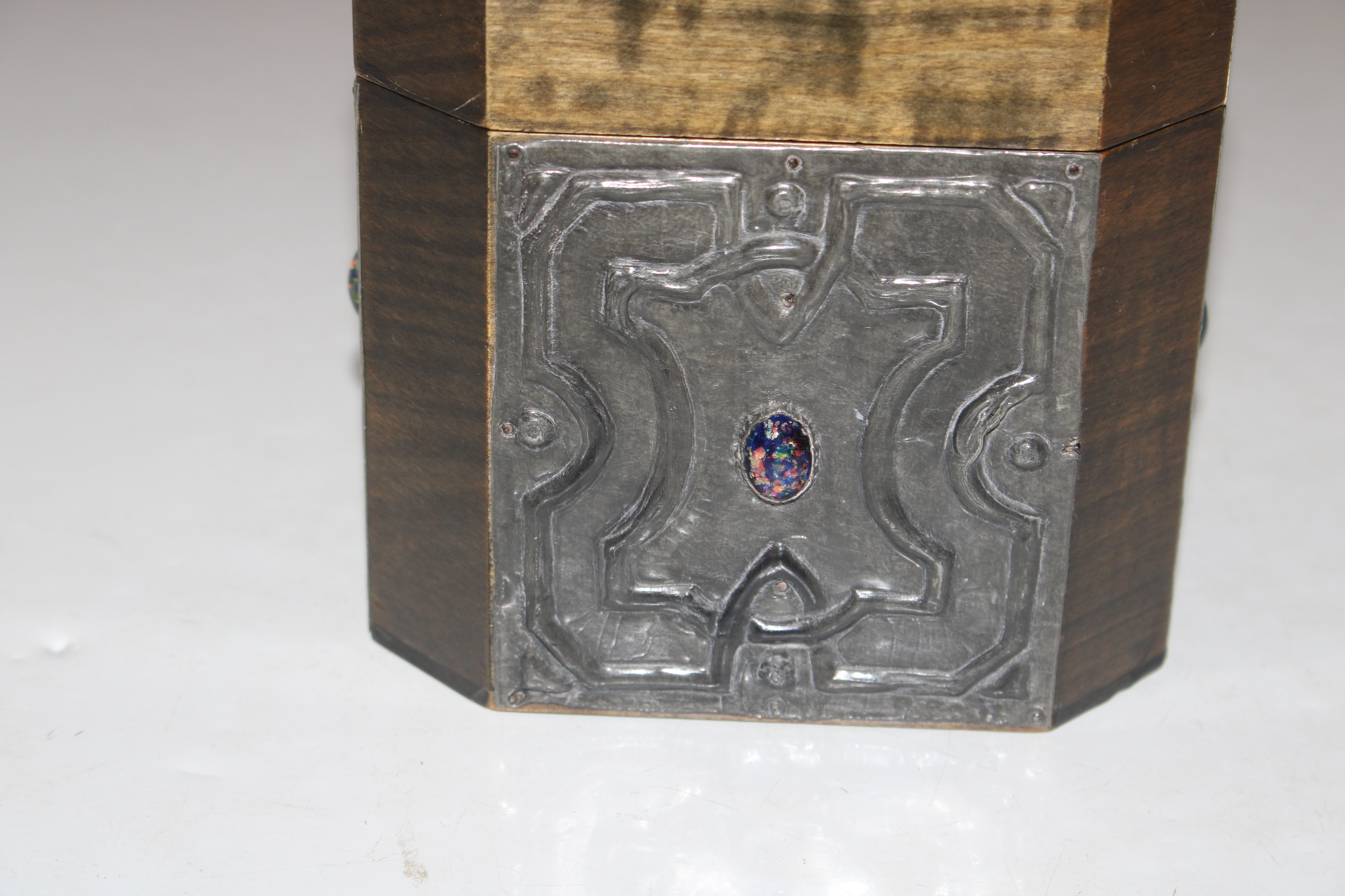 An Arts & Crafts type tea caddy with stylised pewter decoration - Bild 3 aus 8