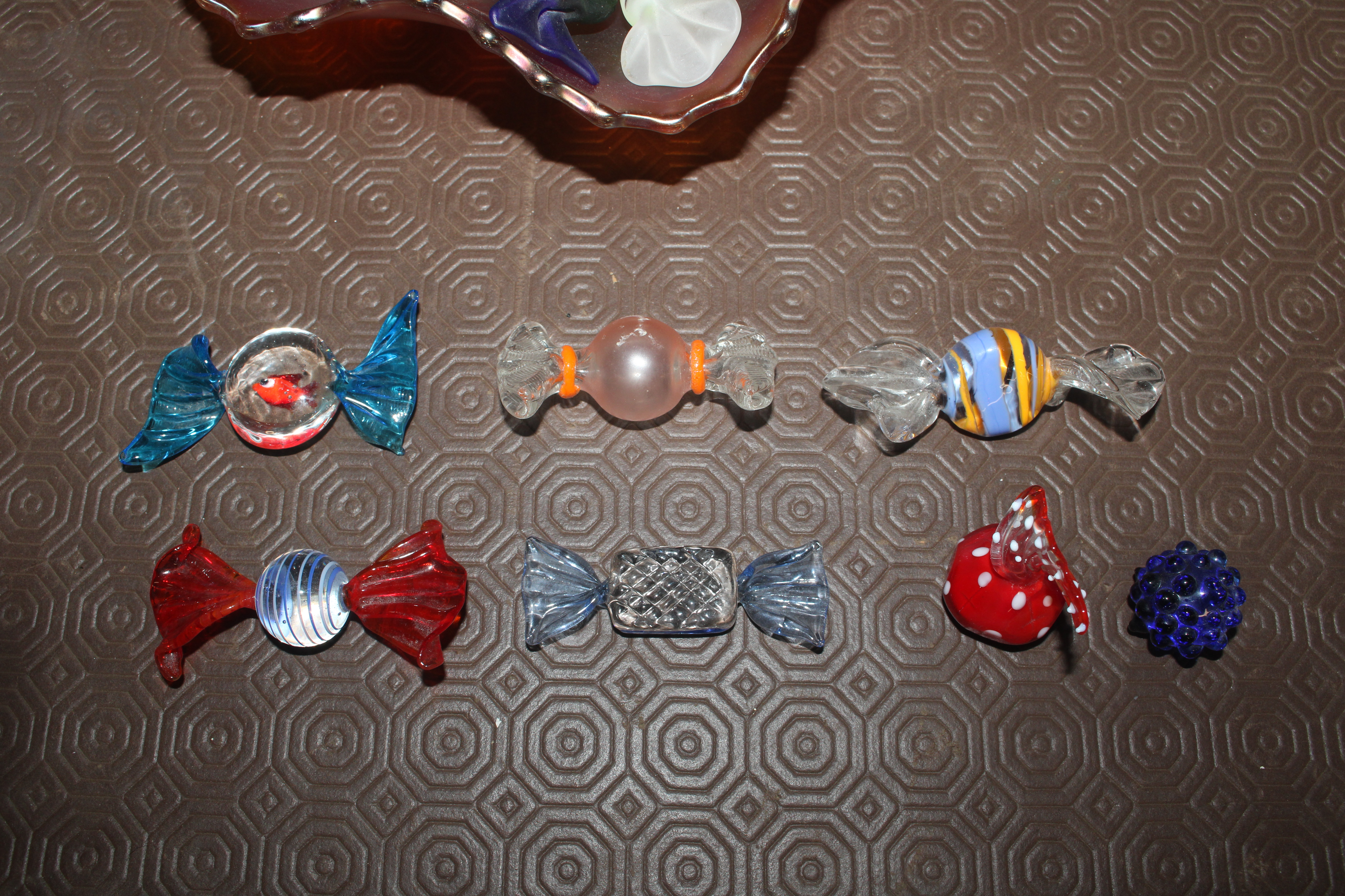 A Carnival glass bowl and contents of glass model - Bild 3 aus 3