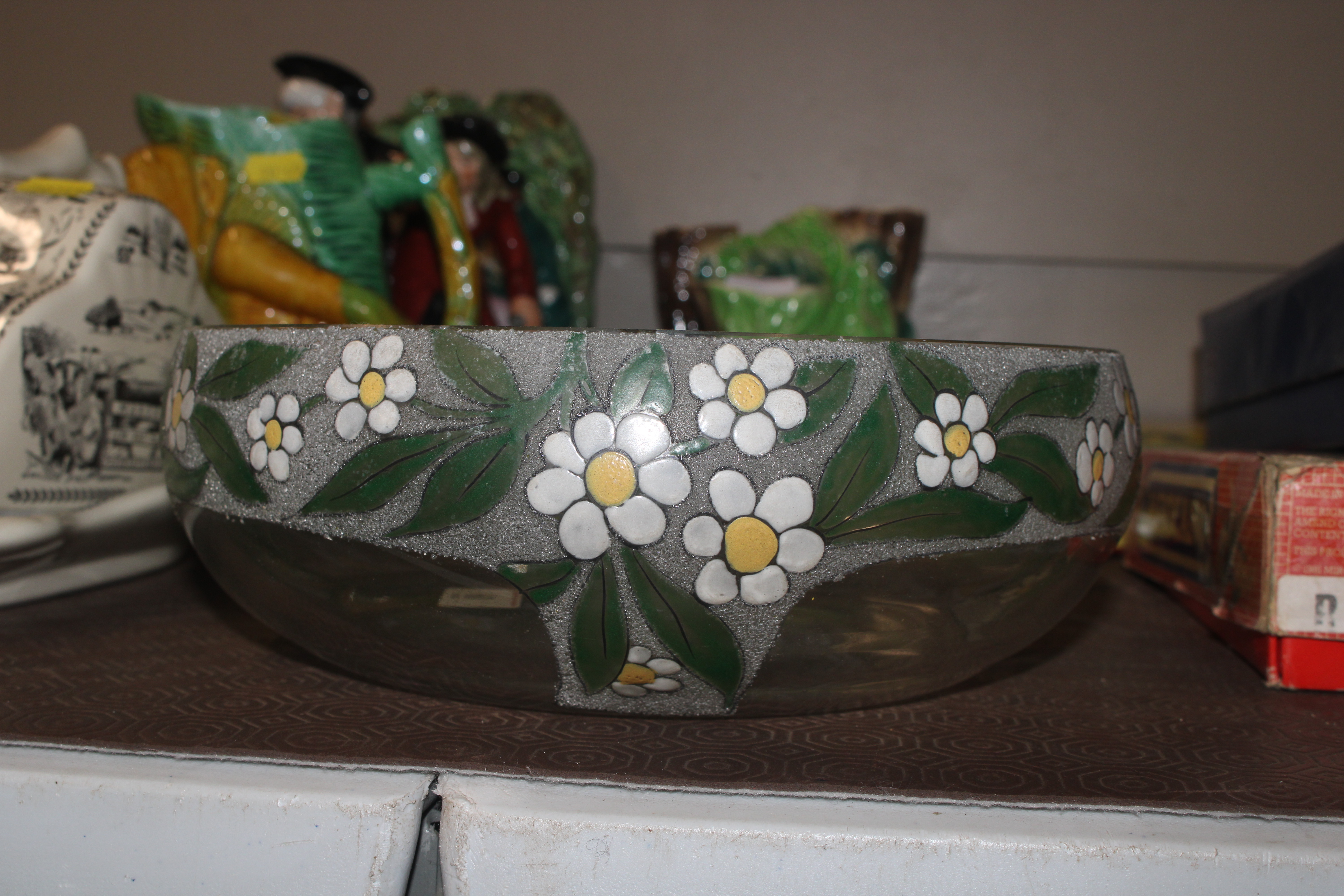 A clear glass bowl with painted decoration of flow - Image 2 of 4