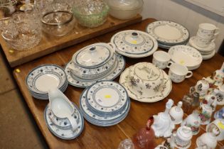 A quantity of Royal Doulton "Cambridge" pattern di