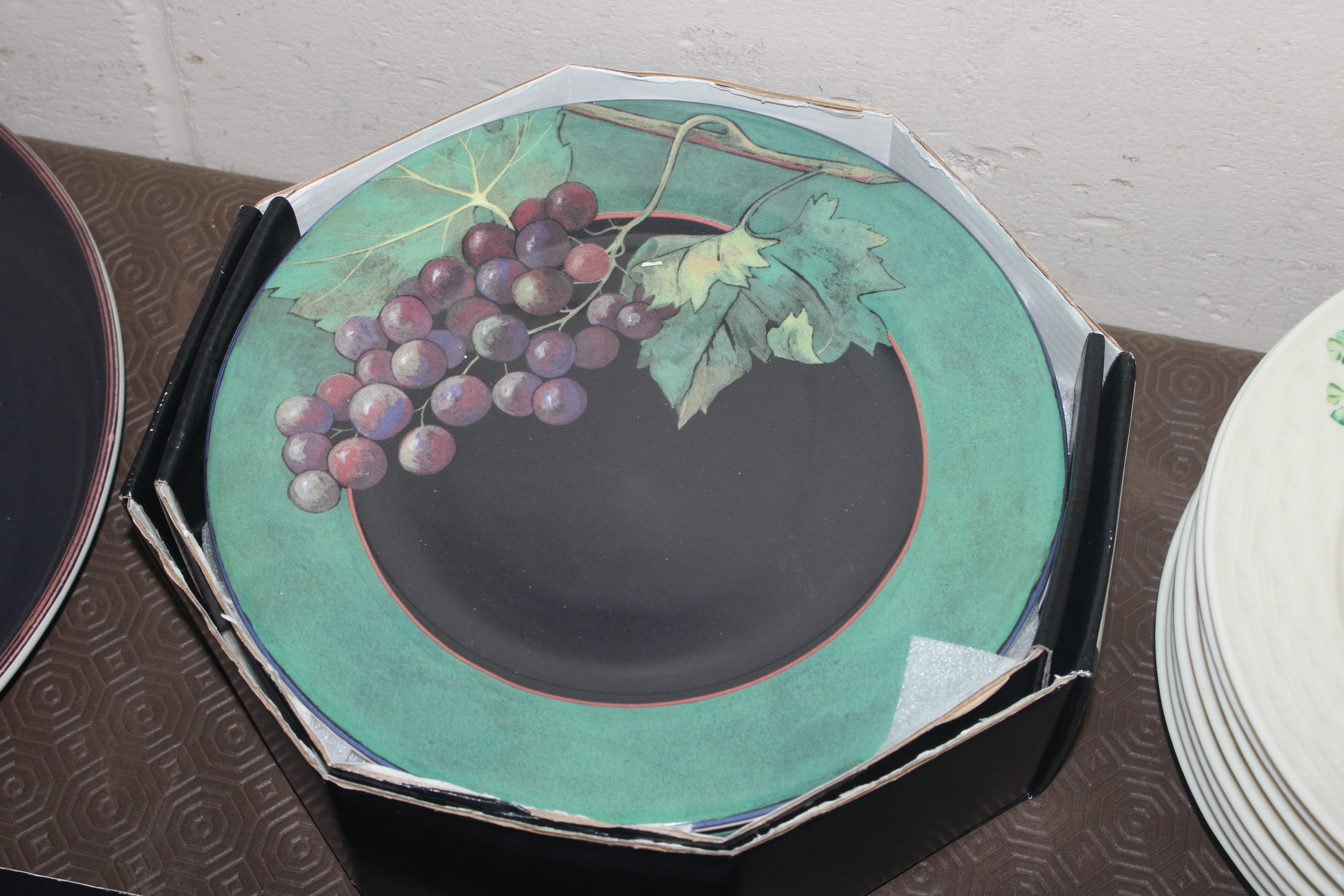 A collection of French "Gien" pattern dinnerware, - Image 9 of 12