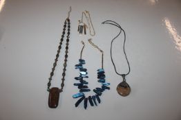 A yellow metal set mineral pendant, hung to a fine