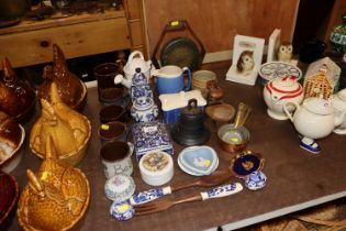 A quantity of various china and pottery to include