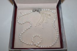 A boxed pearl necklace with leopard head clasp