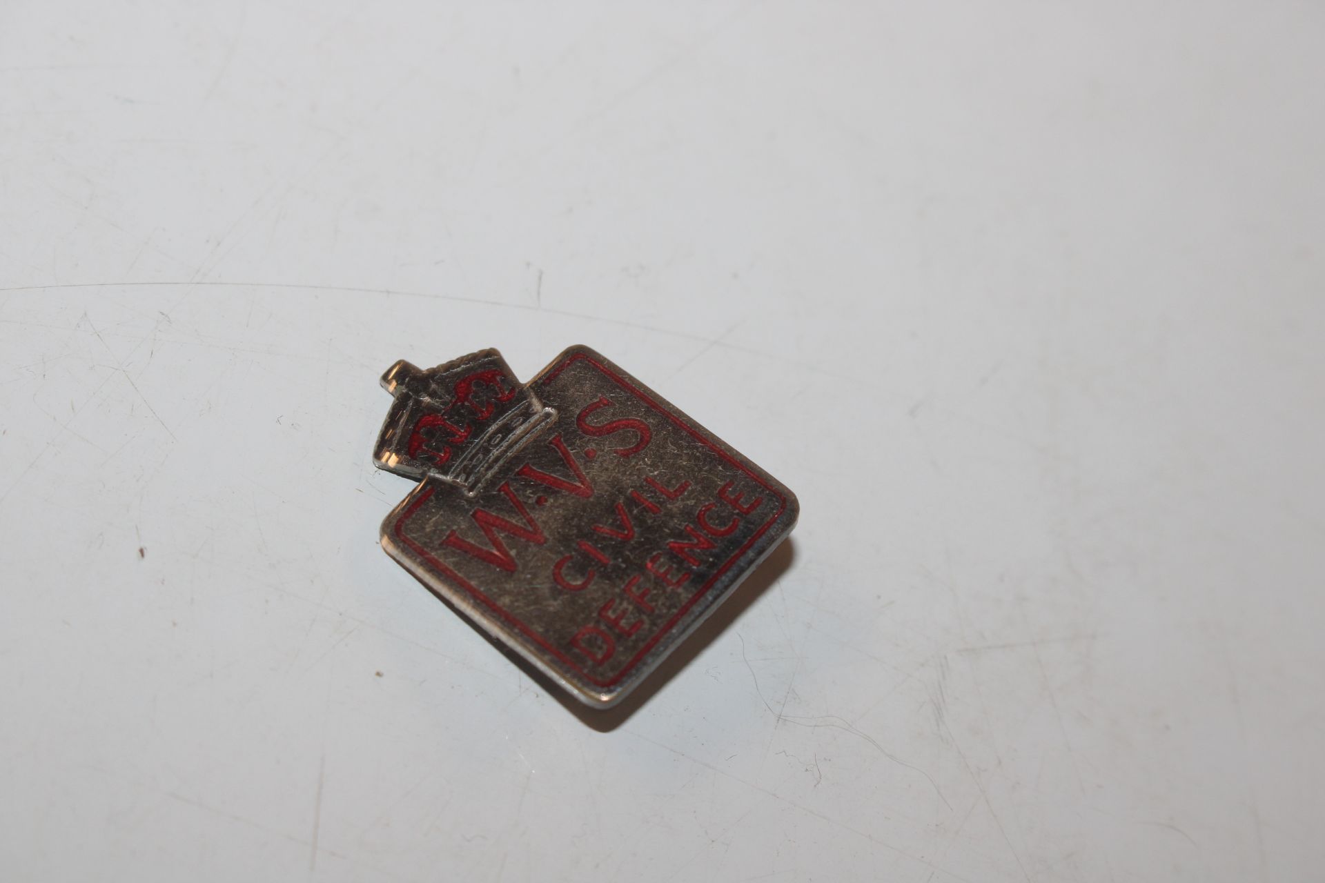A tin containing silver St Johns Ambulance badge and various other badges - Image 12 of 16