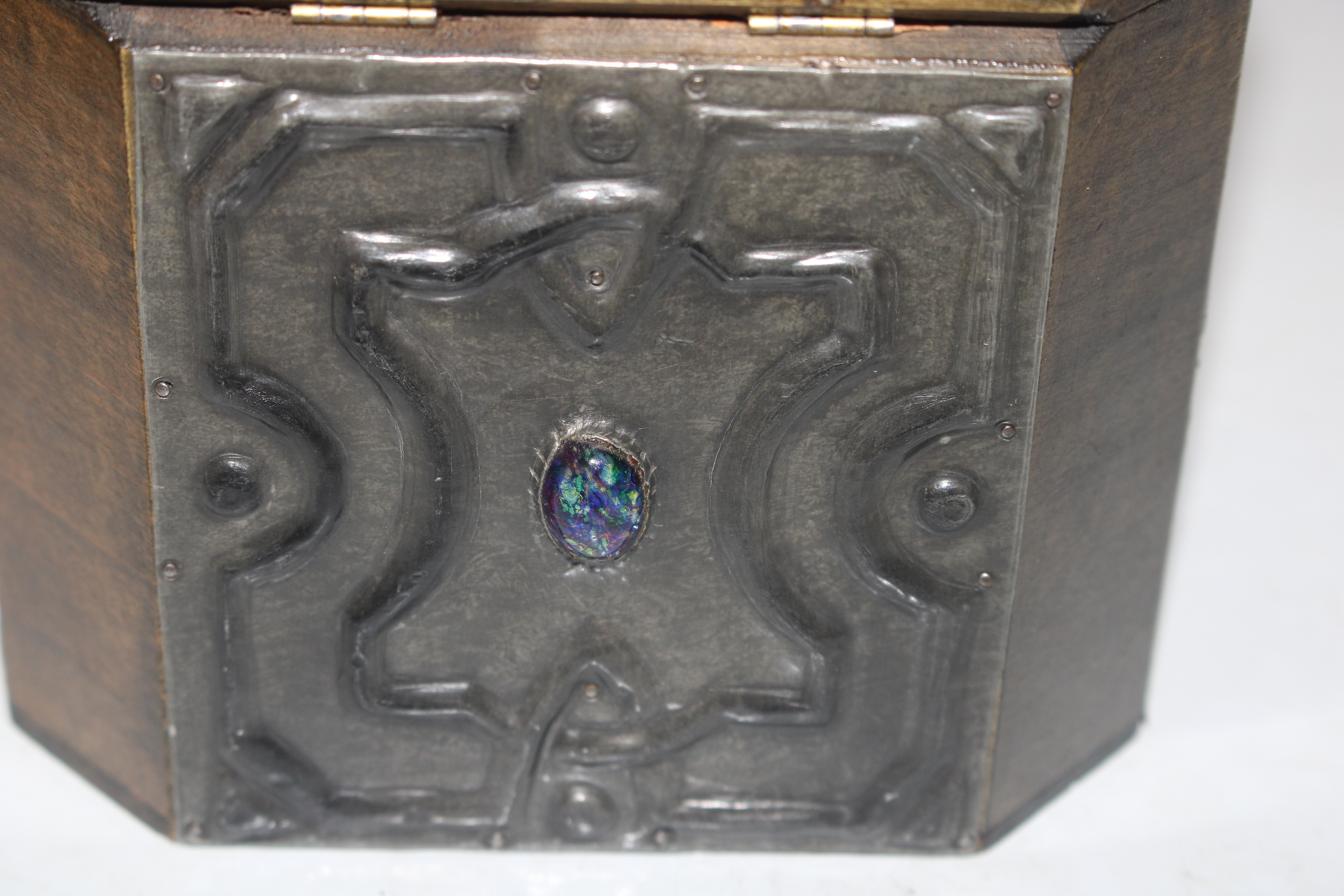 An Arts & Crafts type tea caddy with stylised pewter decoration - Bild 5 aus 8