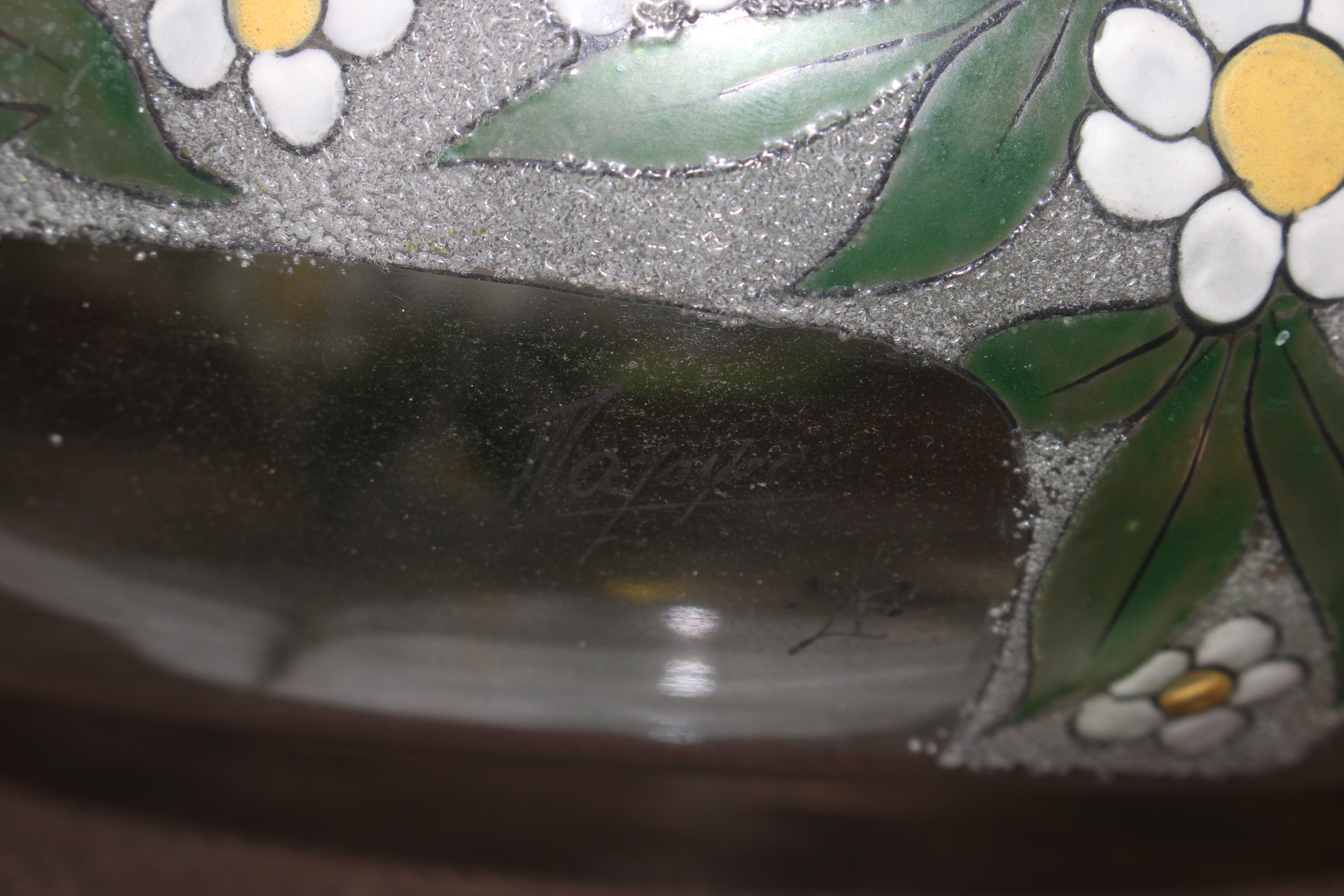A clear glass bowl with painted decoration of flow - Image 3 of 4